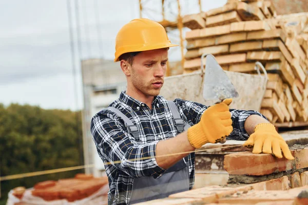 Deitar Tijolos Trabalhador Construção Uniforme Equipamentos Segurança Têm Trabalho Construção — Fotografia de Stock