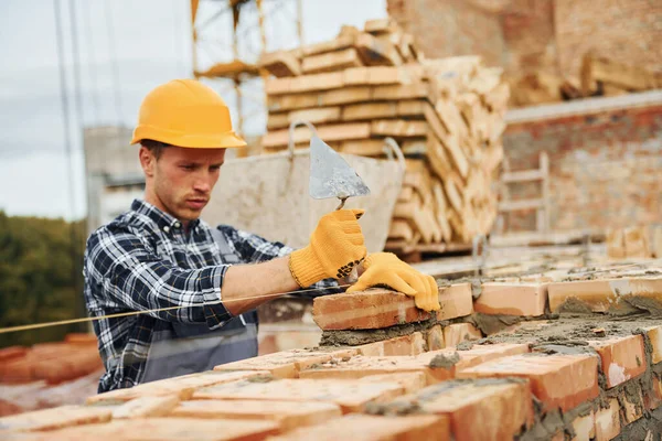 Položit Cihly Stavební Dělník Uniformě Bezpečnostním Vybavení Mají Práci Stavbě — Stock fotografie