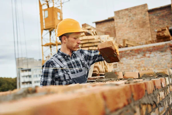 Legger Murstein Bygningsarbeider Uniform Sikkerhetsutstyr Har Byggearbeid – stockfoto