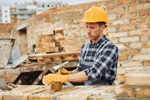 Deitar Tijolos Trabalhador Construção Uniforme Equipamentos Segurança Têm Trabalho Construção — Fotografia de Stock
