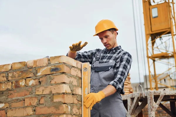 Com Ferramenta Medição Nível Trabalhador Construção Uniforme Equipamentos Segurança Têm — Fotografia de Stock