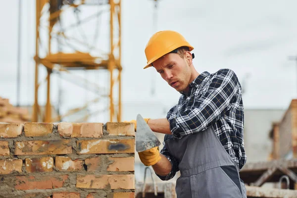 Lägger Tegelstenar Byggnadsarbetare Uniform Och Säkerhetsutrustning Har Arbete Byggnaden — Stockfoto