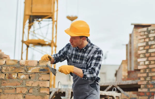 Položit Cihly Stavební Dělník Uniformě Bezpečnostním Vybavení Mají Práci Stavbě — Stock fotografie