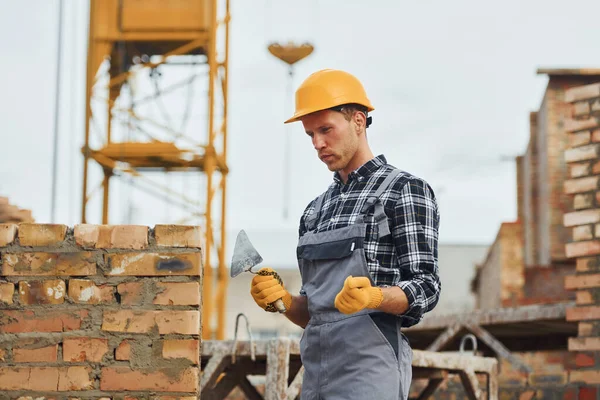 Med Stekespade Som Byggemateriale Arbeidstaker Uniform Sikkerhetsutstyr Har Arbeid Med – stockfoto