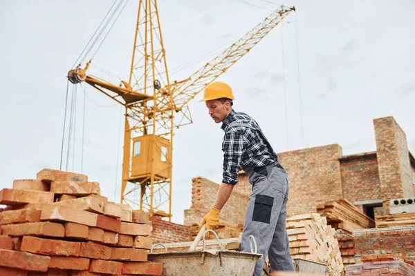 Com Nas Mãos Trabalhador Construção Uniforme Equipamentos Segurança Têm Trabalho — Fotografia de Stock