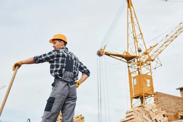 Com Nas Mãos Trabalhador Construção Uniforme Equipamentos Segurança Têm Trabalho — Fotografia de Stock