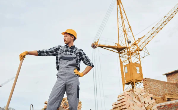 Com Nas Mãos Trabalhador Construção Uniforme Equipamentos Segurança Têm Trabalho — Fotografia de Stock