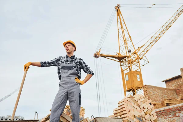 Lapáttal Kezében Építőipari Dolgozó Egyenruhás Biztonsági Berendezések Feladata Épület — Stock Fotó