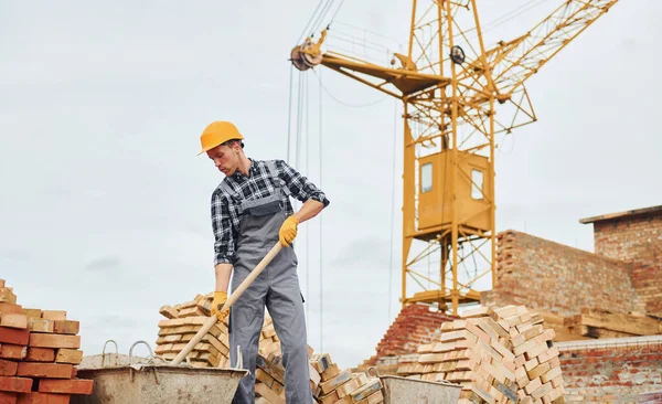 Usando Com Suporte Madeira Trabalhador Construção Uniforme Equipamentos Segurança Têm — Fotografia de Stock