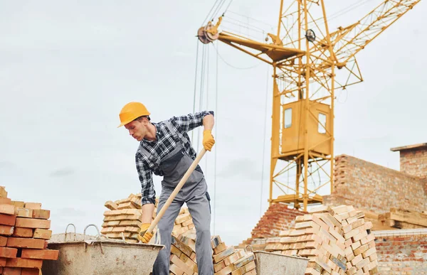 Usando Com Suporte Madeira Trabalhador Construção Uniforme Equipamentos Segurança Têm — Fotografia de Stock