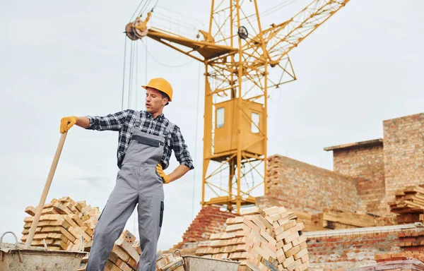 Usando Com Suporte Madeira Trabalhador Construção Uniforme Equipamentos Segurança Têm — Fotografia de Stock