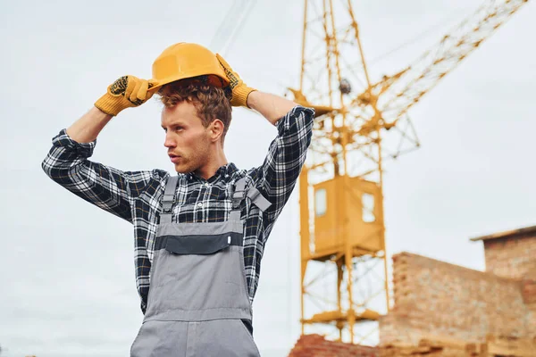 Faz Uma Pausa Trabalhador Construção Uniforme Equipamentos Segurança Têm Trabalho — Fotografia de Stock