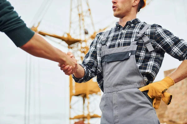 Handdruk Maken Twee Bouwvakkers Uniform Veiligheidsuitrusting Werken Samen Aan Bouw — Stockfoto
