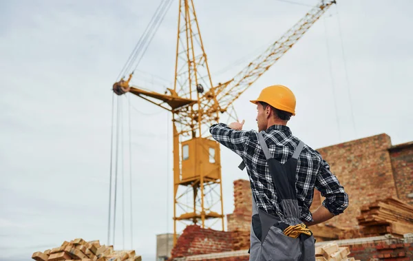 Kommuniserer Med Kranføreren Bygningsarbeider Uniform Sikkerhetsutstyr Har Byggearbeid – stockfoto