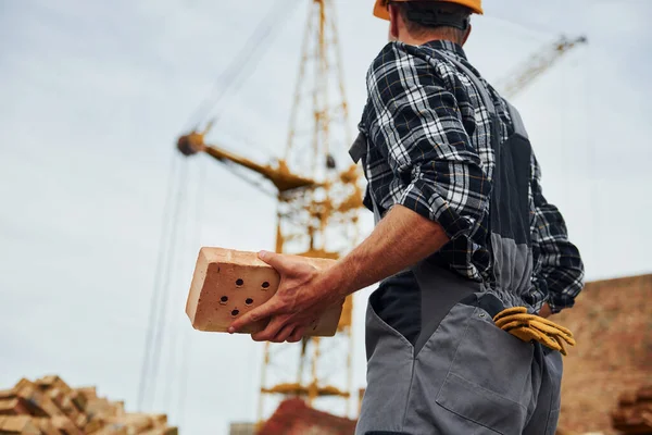 Comunica Con Conductor Grúa Trabajador Construcción Uniforme Equipo Seguridad Tienen — Foto de Stock