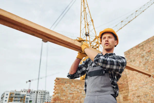 Transportera Träskivor Byggnadsarbetare Uniform Och Säkerhetsutrustning Har Arbete Byggnaden — Stockfoto