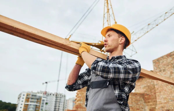 Transportul Plăcilor Din Lemn Lucrătorii Construcții Echipamente Uniforme Siguranță Lucru — Fotografie, imagine de stoc