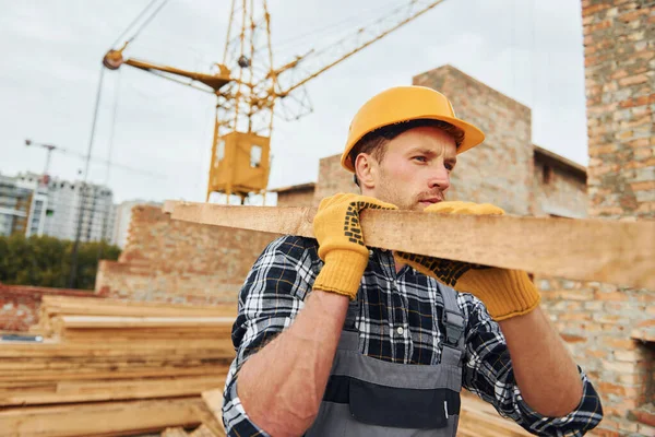 Přeprava Dřevěných Prken Stavební Dělník Uniformě Bezpečnostním Vybavení Mají Práci — Stock fotografie