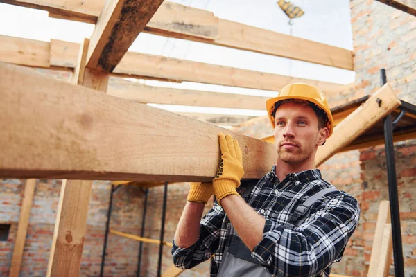 Přeprava Dřevěných Prken Stavební Dělník Uniformě Bezpečnostním Vybavení Mají Práci — Stock fotografie