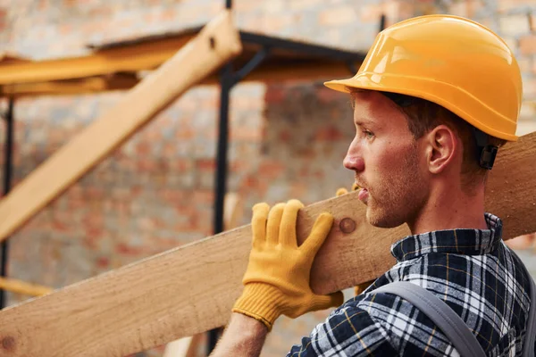 Boční Pohled Muže Který Drží Dřevěné Desky Stavební Dělník Uniformě — Stock fotografie