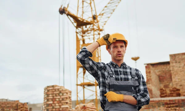 Založenýma Rukama Stavební Dělník Uniformě Bezpečnostním Vybavení Mají Práci Stavbě — Stock fotografie