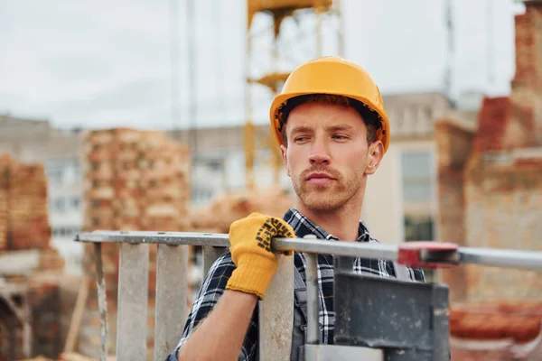 Žebřík Rukou Stavební Dělník Uniformě Bezpečnostním Vybavení Mají Práci Stavbě — Stock fotografie