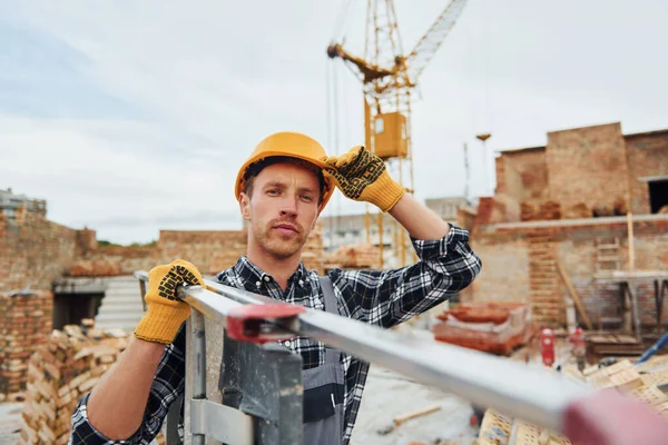 Stigen Hendene Bygningsarbeider Uniform Sikkerhetsutstyr Har Byggearbeid – stockfoto