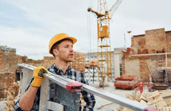 Stigen Hendene Bygningsarbeider Uniform Sikkerhetsutstyr Har Byggearbeid – stockfoto