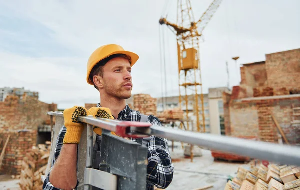 Stigen Hendene Bygningsarbeider Uniform Sikkerhetsutstyr Har Byggearbeid – stockfoto