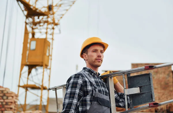 Escada Nas Mãos Trabalhador Construção Uniforme Equipamentos Segurança Têm Trabalho — Fotografia de Stock