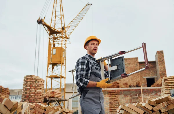 Escalera Las Manos Trabajador Construcción Uniforme Equipo Seguridad Tienen Trabajo — Foto de Stock