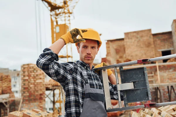 Escada Nas Mãos Trabalhador Construção Uniforme Equipamentos Segurança Têm Trabalho — Fotografia de Stock