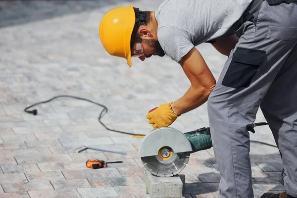 Geconcentreerd Het Werk Man Geel Gekleurde Uniform Hebben Baan Met — Stockfoto