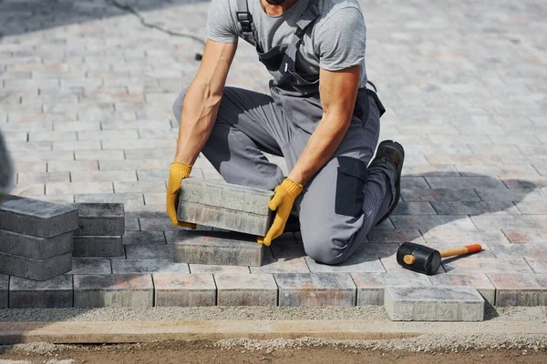 Concentrado Trabalho Homem Uniforme Cor Amarela Tem Trabalho Com Pavimento — Fotografia de Stock