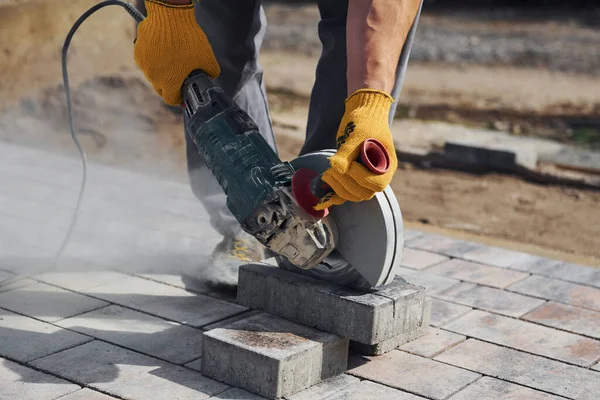 Gebruikt Cirkelzaag Man Werknemer Geel Gekleurde Uniform Hebben Baan Met — Stockfoto