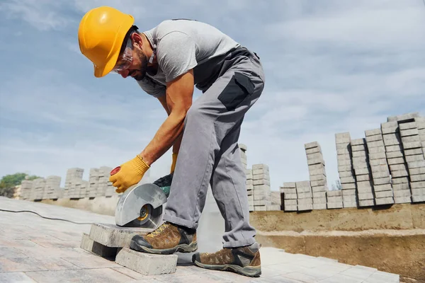 Gebruikt Cirkelzaag Man Werknemer Geel Gekleurde Uniform Hebben Baan Met — Stockfoto