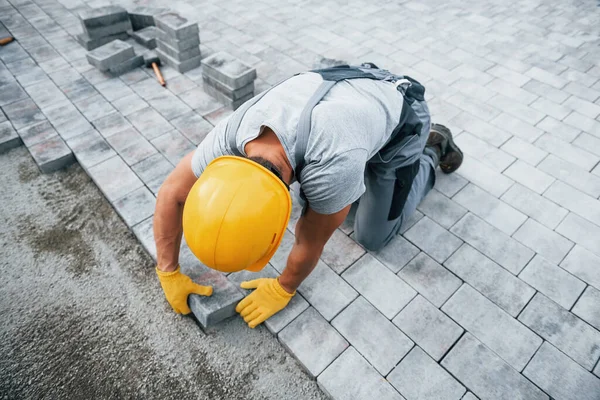 Concentrado Trabalho Homem Uniforme Cor Amarela Tem Trabalho Com Pavimento — Fotografia de Stock