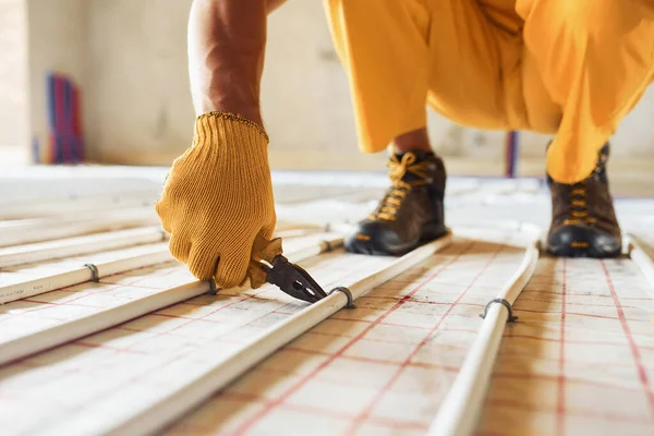 Vista Vicino Operaio Uniforme Colore Giallo Che Installa Sistema Riscaldamento — Foto Stock