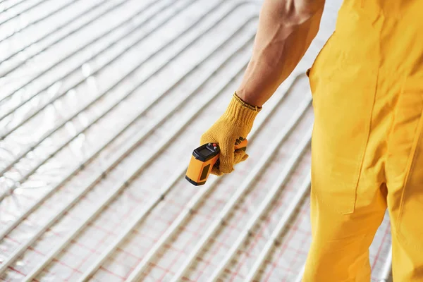 Blisko Widoku Robotnik Kolorze Żółtym Jednolity Montaż Ogrzewania Podłogowego — Zdjęcie stockowe