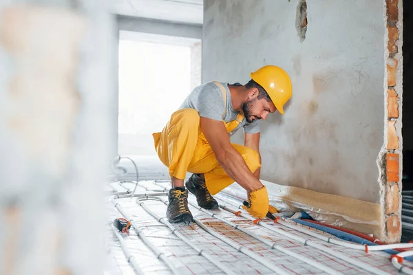 Nästan Klar Arbetstagare Gul Färgad Uniform Installera Golvvärmesystem — Stockfoto