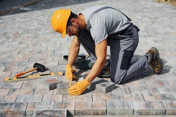 Meetproces Man Werknemer Geel Gekleurde Uniform Hebben Baan Met Bestrating — Stockfoto