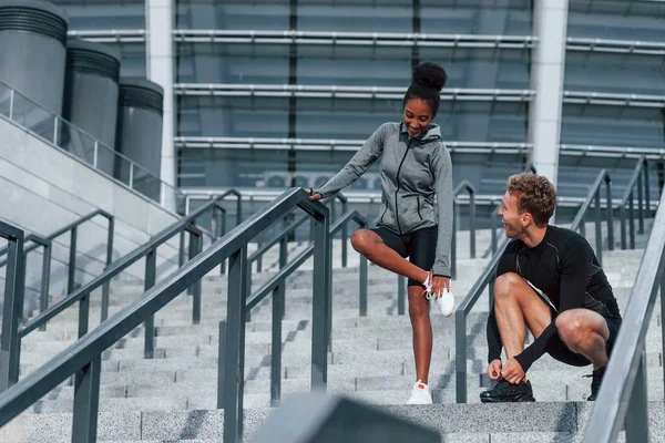 穿着运动服的欧洲男人和非洲女人一起锻炼 — 图库照片