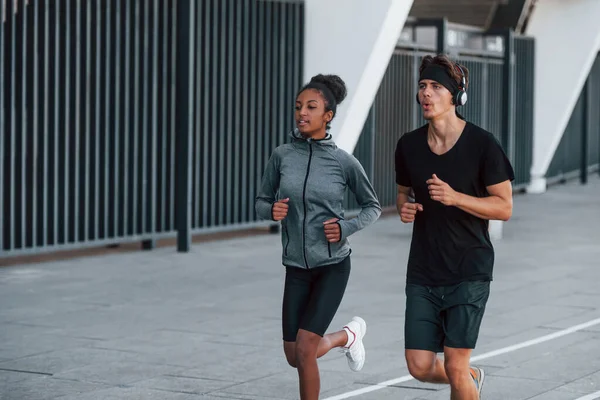 Europese Man Afro Amerikaanse Vrouw Sportieve Kleding Hebben Samen Workout — Stockfoto