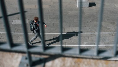Telefonla konuşuyor. Gri üniformalı genç ve başarılı iş adamı şehirde açık havada..