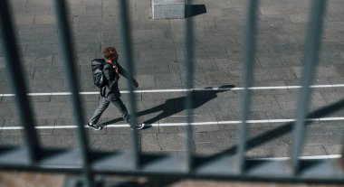 Telefonla konuşuyor. Gri üniformalı genç ve başarılı iş adamı şehirde açık havada..