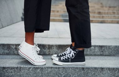 Manzarayı kapat. Afrika kökenli Amerikalı bir kadınla birlikte açık havada bir adam..