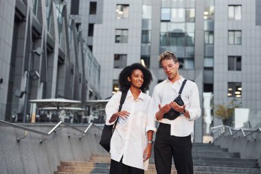 Afrika kökenli Amerikalı bir kadınla birlikte açık havada bir adam..