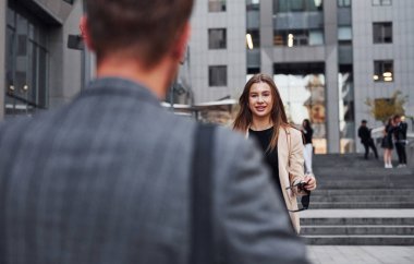 Şehirde gündüz vakti kadın ve erkek. İyi giyimli insanlar..