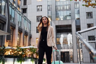 Kasaba tarzı kıyafetler. Güzel genç Avrupalı kadın gündüz vakti açık havada şehirde..