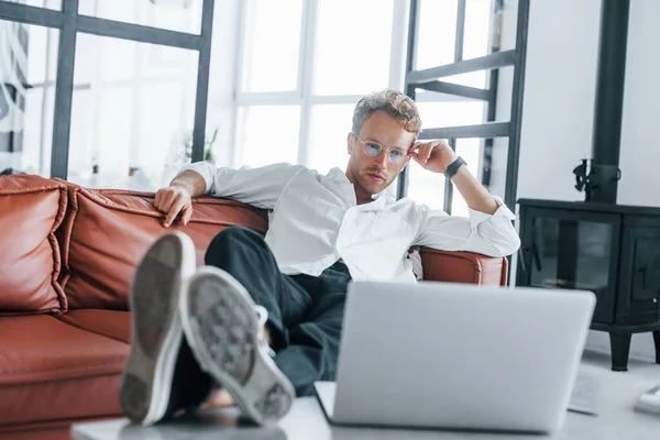 Con Portátil Caucásico Joven Chico Elegante Camisa Blanca Interior Casa — Foto de Stock